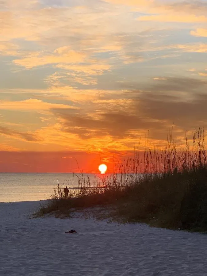 Majestic 3-Story Home Near Beach, Free Wi-Fi, Community Pool And Bbq Access Destin
