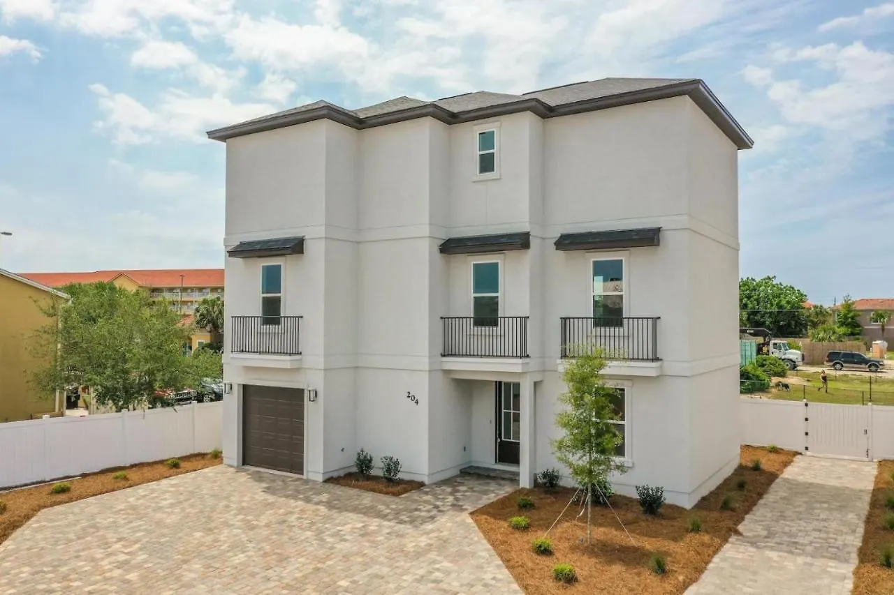 Majestic 3-Story Home Near Beach, Free Wi-Fi, Community Pool And Bbq Access Destin