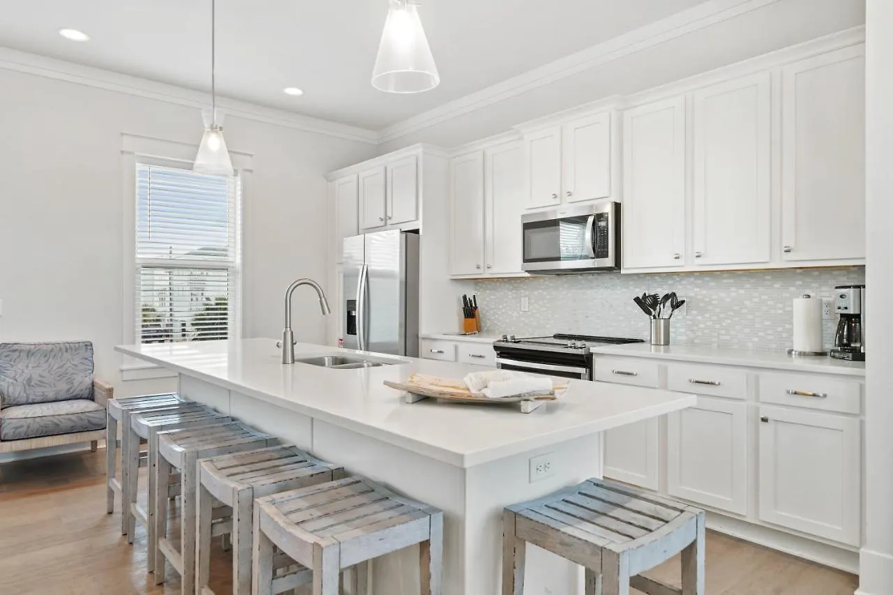 Majestic 3-Story Home Near Beach, Free Wi-Fi, Community Pool And Bbq Access Destin 0*,